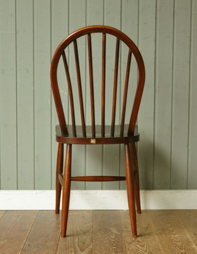 アーコールチェア　アンティーク チェア　北欧スタイルの珍しい椅子、アンティークアーコール フープバックチェア （６本・まっすぐ・スリム・チョコ）。後ろから見ても絵になってしまうんです。(ear-6ms-ct)
