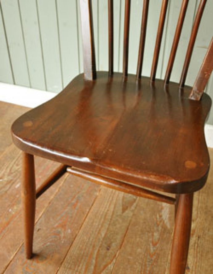 アーコールチェア　アンティーク チェア　北欧スタイルの珍しい椅子、アンティークアーコール フープバックチェア （６本・まっすぐ・スリム・チョコ）。珍しいバイオリン型の、座りやすい座面。(ear-6ms-c)