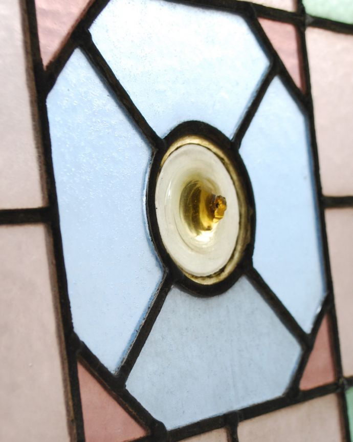 アンティーク雑貨　ロンデルガラスの入ったモダンアートのようなデザインのアンティークステンドグラス。真ん中にロンデルガラスが入っためずらしいタイプ。(g-1002)