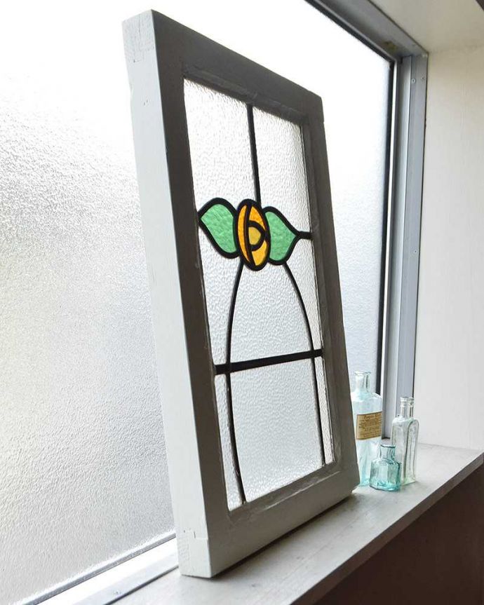 アンティーク ステンドグラス　アンティーク雑貨　小さくて飾りやすい、可愛いオレンジローズのアンティークステンドグラス。窓辺に立て掛けるのもオススメです。(g-1016)