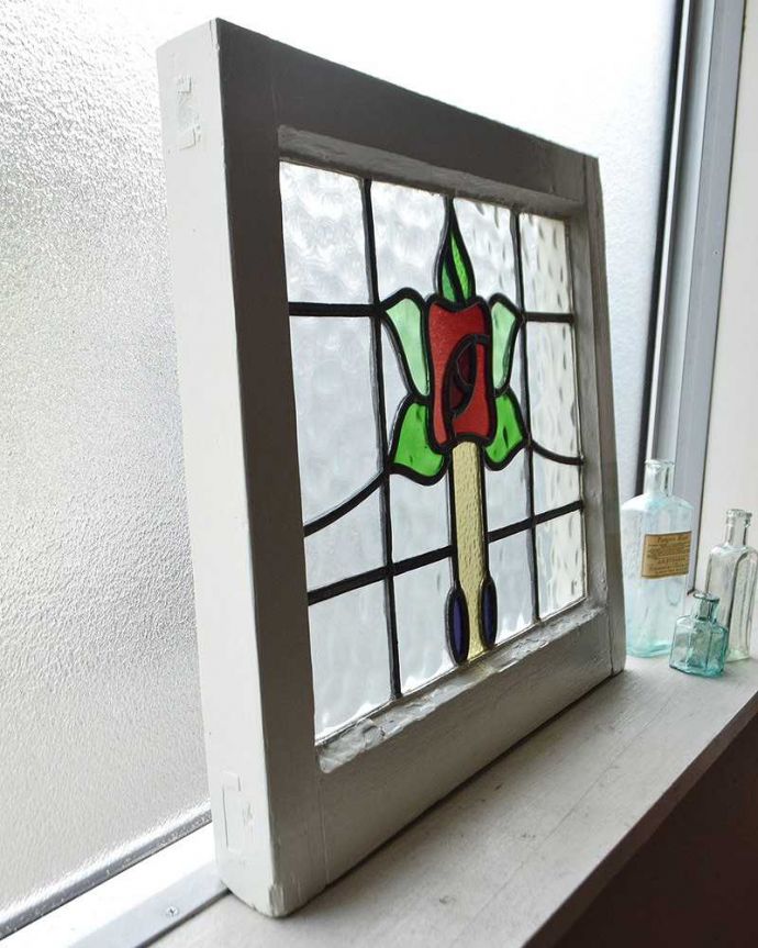 アンティーク ステンドグラス　アンティーク雑貨　赤いお花×パープルの雫が可愛いアンティーク ステンドグラス 。窓辺に立て掛けるのもオススメです。(g-1020)