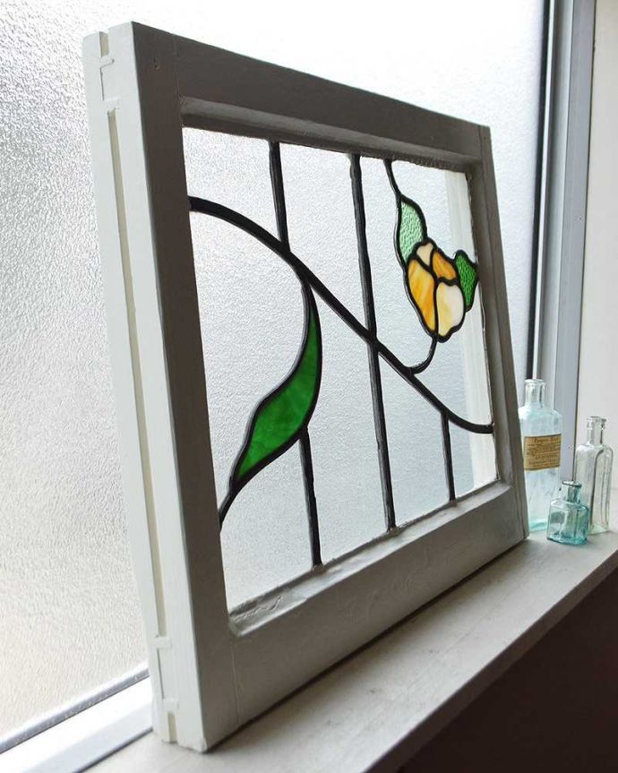 アンティーク ステンドグラス　アンティーク雑貨　お花が風にそよぐマーブルガラスが使われたアンティークステンドグラス。窓辺に立て掛けるのもオススメです。(g-1023)