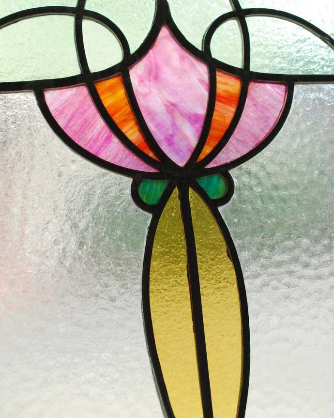 アンティーク ステンドグラス　アンティーク雑貨　ピンクのお花が可愛い、マーブルガラスが使われたアンティーク ステンドグラス 。ぬくもりのあるアンティークのガラスから光が差仕込むと、お部屋がやさしい空気に包まれてとても素敵です。(g-1052)