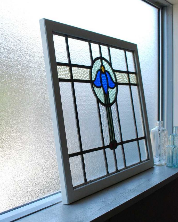 アンティーク ステンドグラス　アンティーク雑貨　鮮やかなブルーのお花がきれいなアンティークステンドグラス 。窓辺に立て掛けるのもいいですよ。(g-1073)