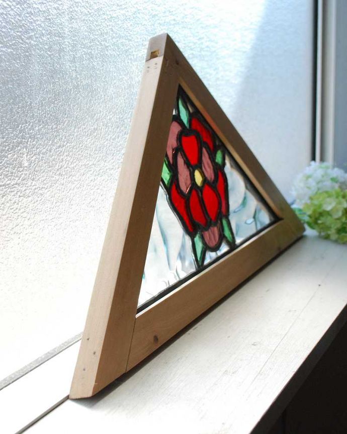 アンティーク ステンドグラス　アンティーク雑貨　三角のガラスに赤い花がオシャレなアンティークステンドグラス。窓辺に立て掛けるのもオススメです。(g-1076)