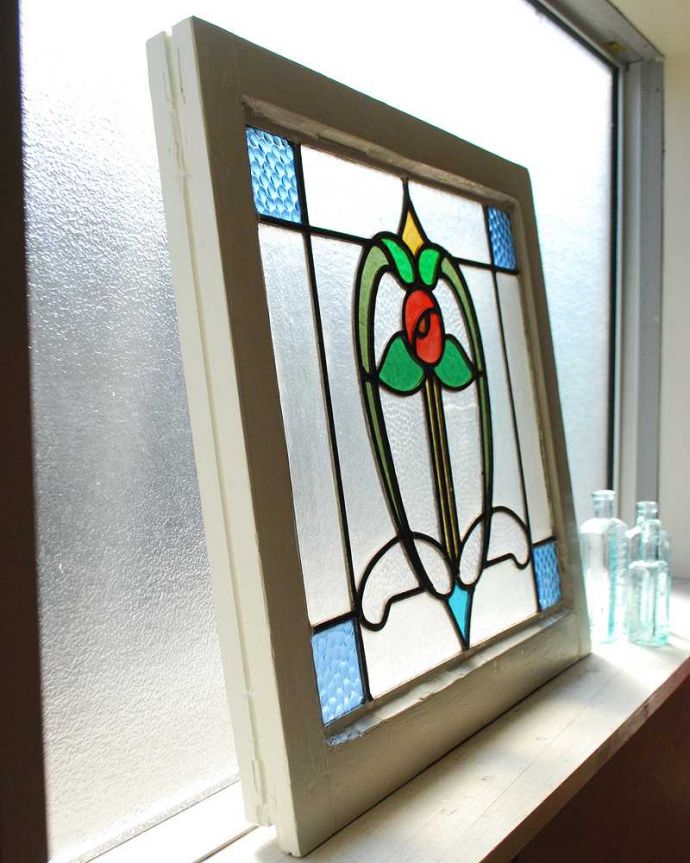 アンティーク ステンドグラス　アンティーク雑貨　爽やかなブルーと赤いバラがアクセント、英国アンティークのステンドグラス。窓辺に立て掛けるのもオススメです。(g-1092)