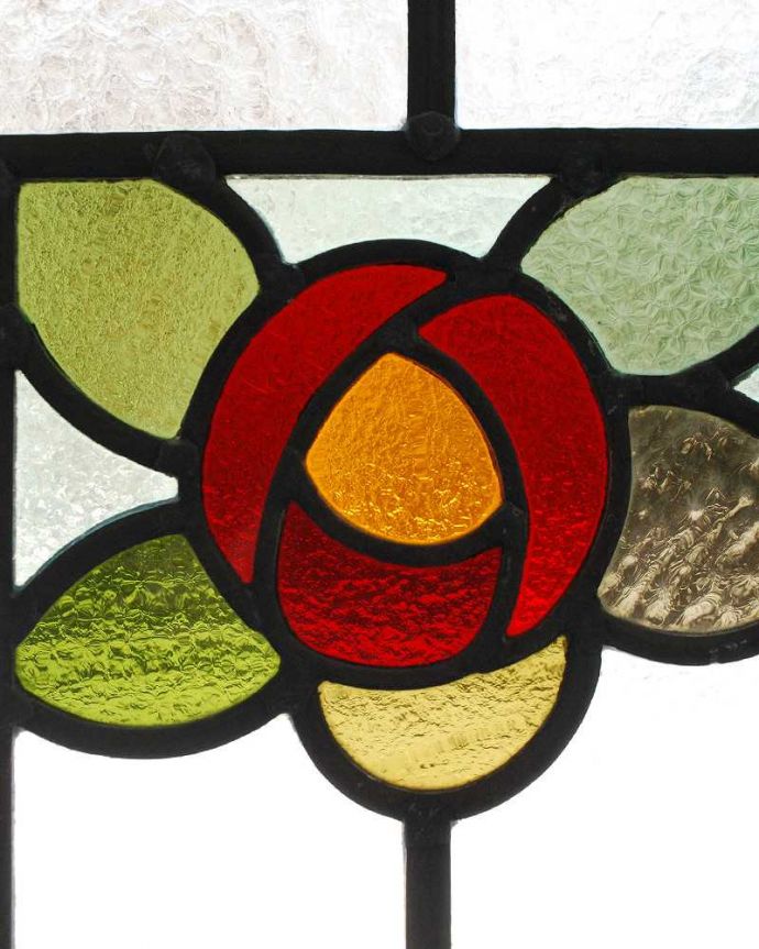 アンティーク ステンドグラス　アンティーク雑貨　真ん中に咲いた鮮やかなバラに目を奪われるアンティークステンドグラス（オリジナル枠）。太陽の光を通してキラキラ輝くガラスやっぱり魅力はアンティークらしい美しい模様。(g-1100)