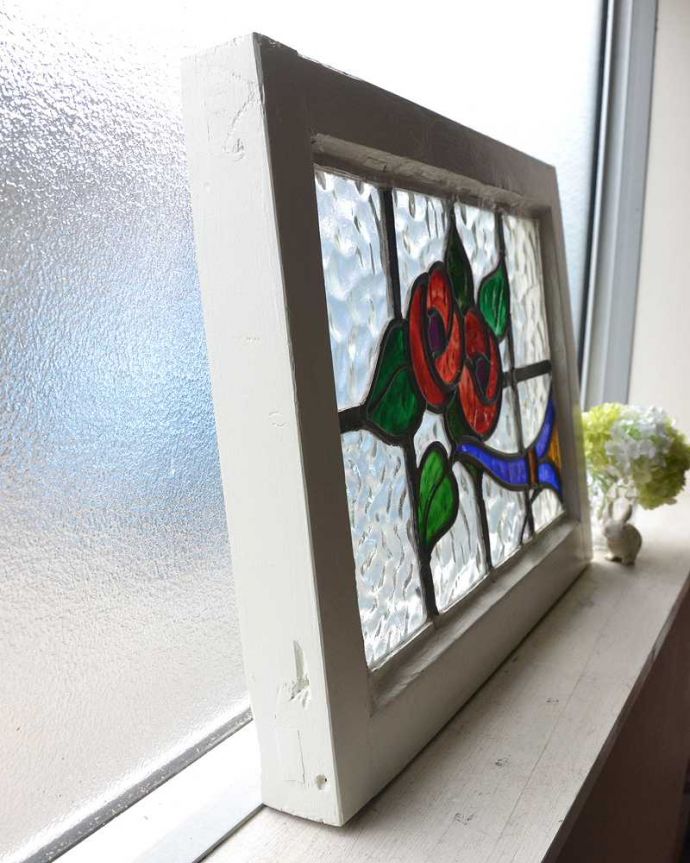 アンティーク ステンドグラス　アンティーク雑貨　ブルー×２輪の薔薇が美しい英国アンティークステンドグラス(オリジナル枠) 。キレイに修復しましたステンドグラスの周りを囲うオリジナルの枠はキレイに修復しました。(g-1105)