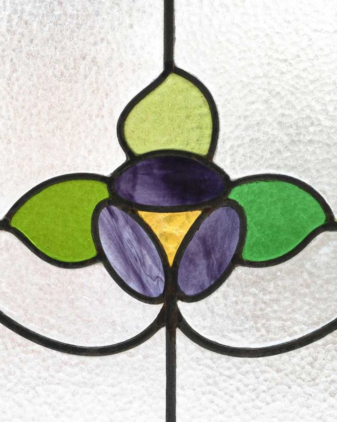 アンティーク ステンドグラス　アンティーク雑貨　マーブル模様のパープルのお花が素敵なアンティークステンドグラス（オリジナル枠）。太陽の光を通してキラキラ輝くガラスやっぱり魅力はアンティークらしい美しい模様。(g-1106)