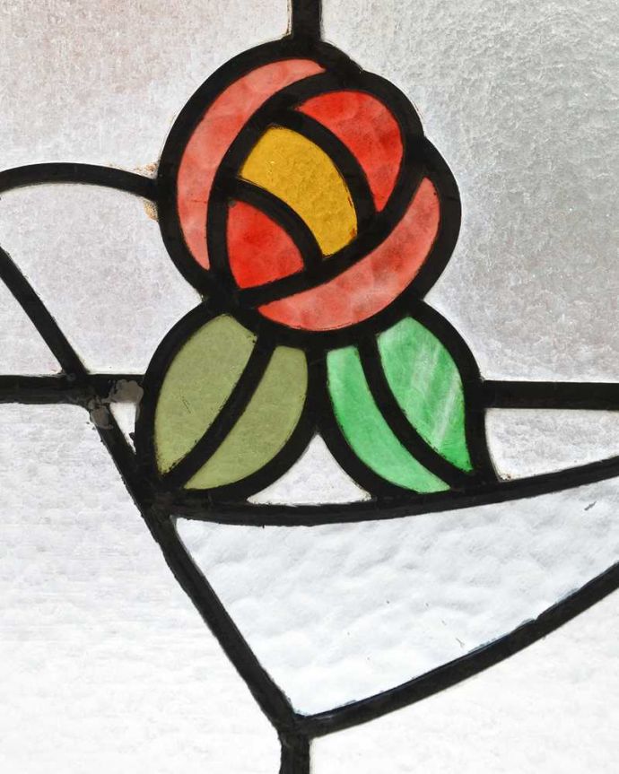 アンティーク ステンドグラス　アンティーク雑貨　優しい色のバラがしとやかに彩る、英国輸入のアンティークステンドグラス。太陽の光を通してキラキラ輝くガラスやっぱり魅力はアンティークらしい美しい模様。(g-1107)