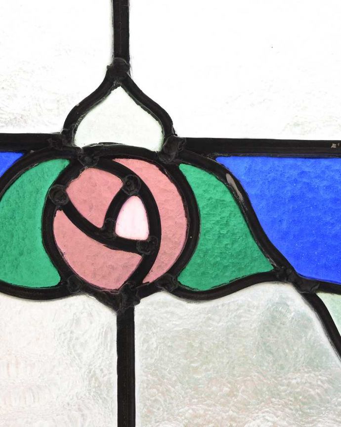 アンティーク ステンドグラス　アンティーク雑貨　サファイアブルーに惹き込まれる薔薇の美しいアンティークステンドグラス。太陽の光を通してキラキラ輝くガラスやっぱり魅力はアンティークらしい美しい模様。(g-1118)