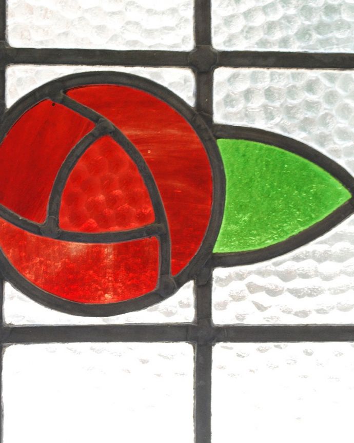 アンティーク ステンドグラス　アンティーク雑貨　丸くて大きな赤い薔薇の小さなアンティークステンドグラス。太陽の光を通してキラキラ輝くガラスやっぱり魅力はアンティークらしい美しい模様。(g-1166)