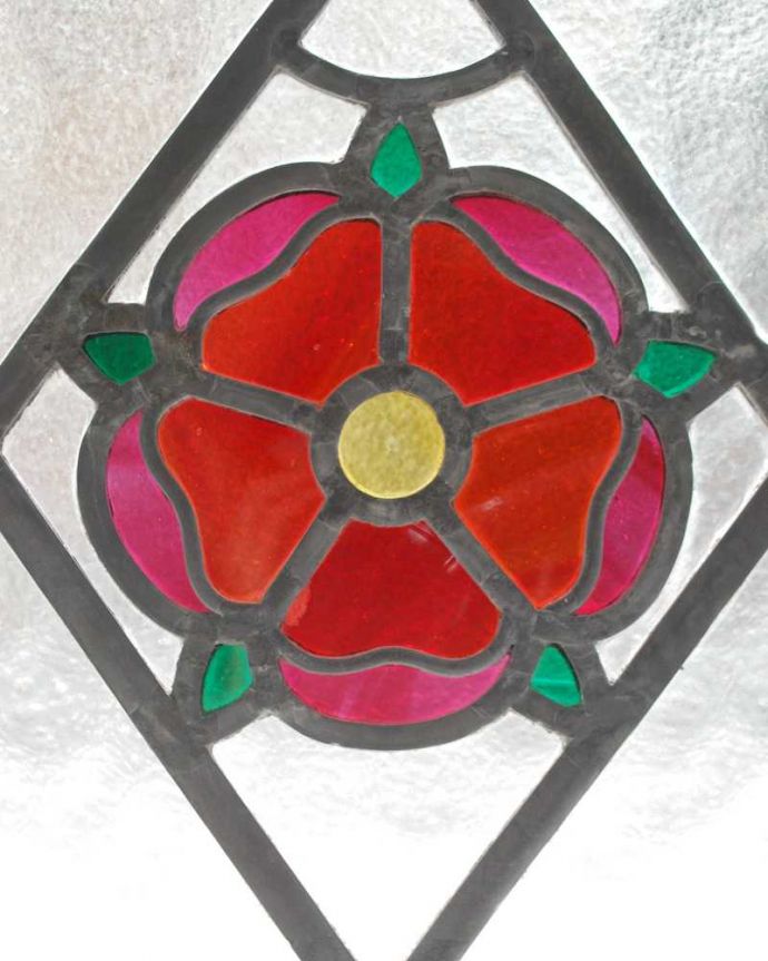 アンティーク雑貨 英国で見つけたチューダーローズの紋章、赤薔薇のアンティークステンドグラス。太陽の光を通してキラキラ輝くガラスやっぱり魅力はアンティークらしい美しい模様。(g-1178)