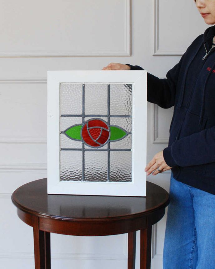 アンティーク ステンドグラス　アンティーク雑貨　大きな赤い薔薇が印象的な小さなアンティークのステンドグラス。アンティークでしか手に入らない美しいガラスやっぱりステンドグラスはアンティーク雑貨の定番。(g-1216)