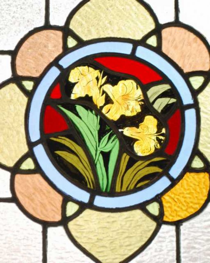 アンティーク ステンドグラス　アンティーク雑貨　英国から絵付けが美しいアンティークステンドグラス。太陽の光を通してキラキラ輝くステンドグラスお花が咲いた模様のステンドの真ん中に百合の花の模様が絵付けされた高級なステンドグラス。(g-1221)