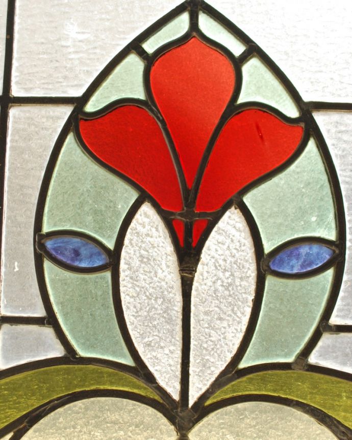 アンティーク ステンドグラス　アンティーク雑貨　英国で見つけたアールヌーヴォー柄のお花、アンティークのステンドグラス。太陽の光を通してキラキラ輝くガラスやっぱり魅力はアンティークらしい美しい模様。(g-1230)