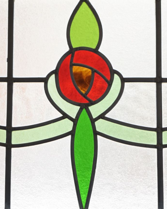 アンティーク ステンドグラス　アンティーク雑貨　イギリスのアンティーク雑貨、赤いバラのステンドグラス。太陽の光を通してキラキラ輝くガラスやっぱり魅力はアンティークらしい美しい模様。(g-1236)
