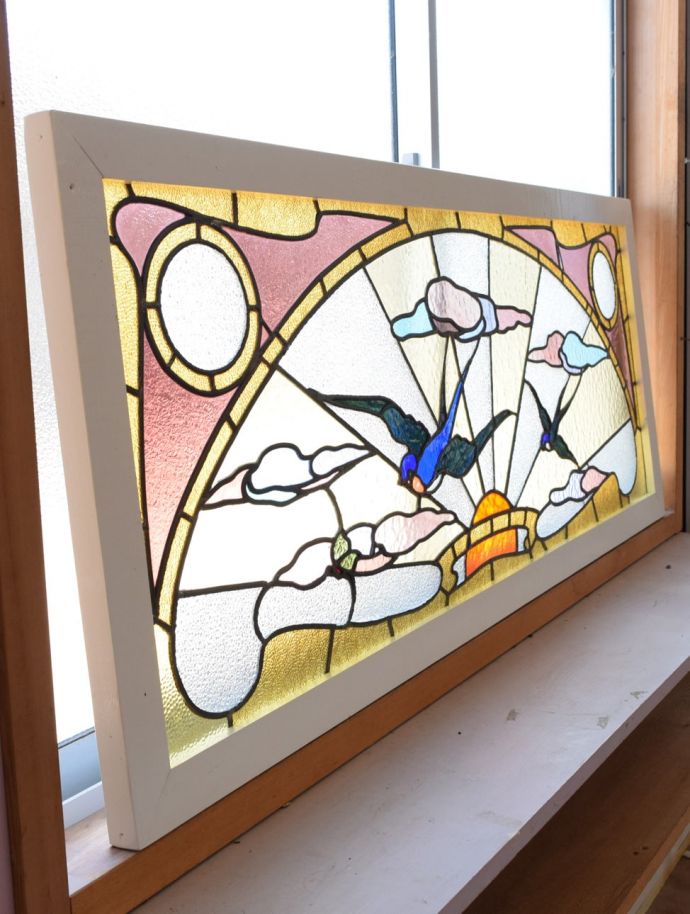 アンティーク ステンドグラス　アンティーク雑貨　ステンドグラス　キレイに修復しましたステンドグラスの周りを囲うオリジナルの枠はキレイに修復しました。(g-1251)