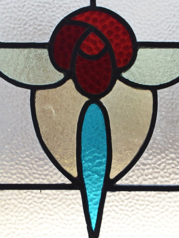 英国アンティークのステンドグラス 赤いバラと爽やかなブルーガラスが美しいステンドグラス G 1275 アンティーク雑貨