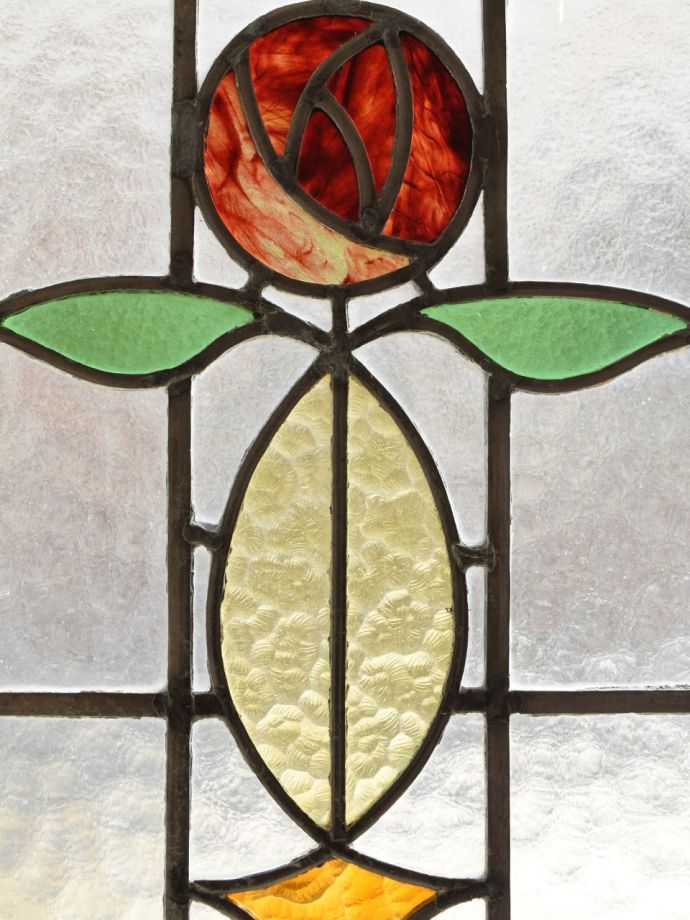 英国アンティークのステンドグラス、曲線で描かれた葉っぱとバラ模様のステンドグラス