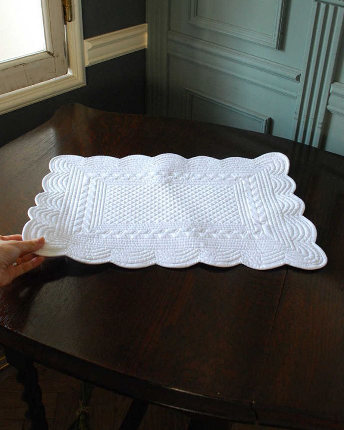 ダイニング雑貨　インテリア雑貨　何枚あっても便利に使えるフランスcote　tableのブレイスマット（ホワイト）。可愛らしいデザイン大好きなアイテムだからこそ、特に可愛いデザインのものを選びました！肌触りも優しい綿100％です。(gc-189)