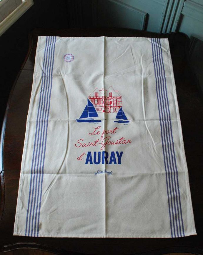 ファブリック（布）雑貨　インテリア雑貨　ティサージュ・ドゥ・ルウェストのトーション（AURAY　ブルー）。フランスらしい可愛い柄観光にも人気、フランスの小さな港町ブルターニュのオーレーをイメージしたデザイン。(gc-195)