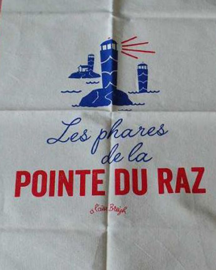 ファブリック（布）雑貨　インテリア雑貨　ティサージュ・ドゥ・ルウェストのトーション（POINT DU RAZ ルージュ）。フランスらしい可愛い柄観光にも人気、フランスの最西端のラ岬の灯台をイメージしたデザイン。(gc-196)