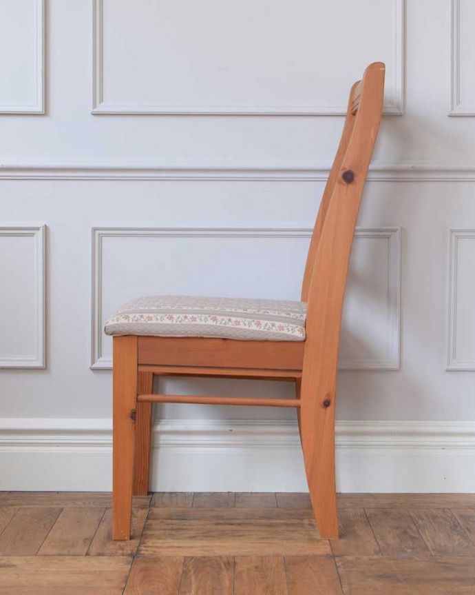 アンティーク風の椅子　アンティーク風　CHARDONNAY（シャルドネ/クリビーレ）ダイニングチェア（パイン材アンティーク仕上げ）。横顔もほっこりデザイン背もたれがカーブしているので楽です。(h-001-c)
