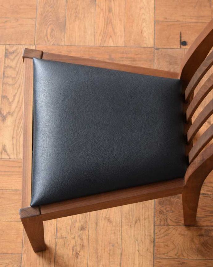 アンティーク風の椅子　アンティーク風　CHARDONNAY（シャルドネ/ボーテ）チェア（ウォルナット材）。座面を上から見るとこんな感じ長時間座っても疲れません。(h-002-c)