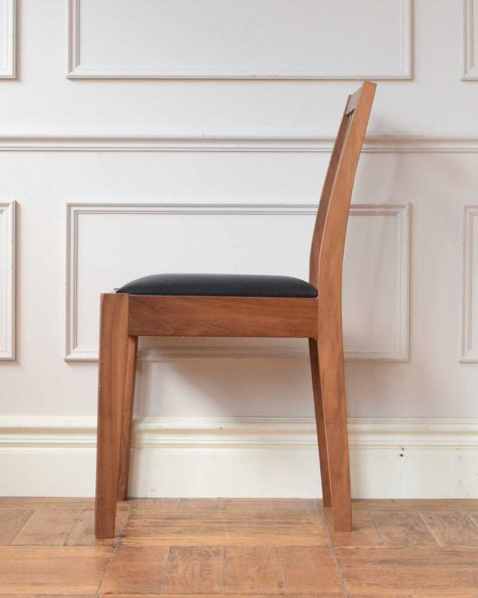 アンティーク風の椅子　アンティーク風　CHARDONNAY（シャルドネ/ボーテ）チェア（ウォルナット材）。横から見ると背もたれがカーブしているので楽です。(h-002-c)