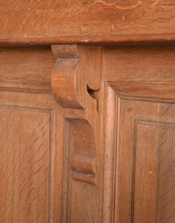 アンティークのキャビネット　アンティーク家具　フランスから来たおしゃれなアンティーク家具、木製のショップカウンター（レジ台）。年月を経た風合いがあります。(h-002-f)