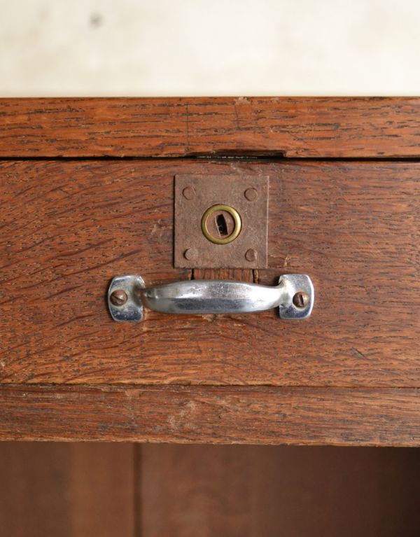 アンティークのキャビネット　アンティーク家具　フランスから来たおしゃれなアンティーク家具、木製のショップカウンター（レジ台）。引き出しの取っ手もオシャレ！鍵穴がありますが、鍵が見つかりませんでした。(h-002-f)
