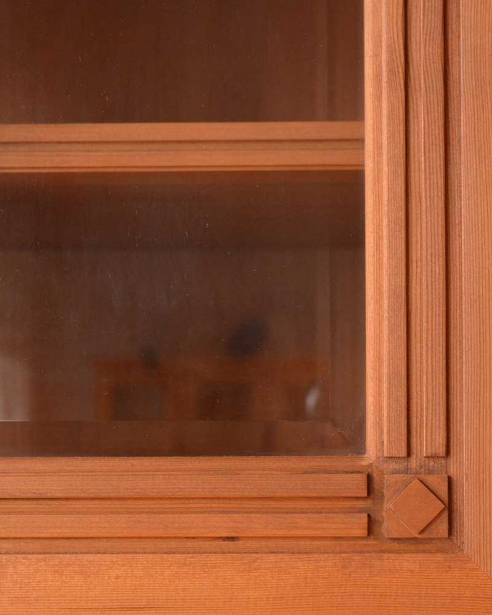 木扉のキャビネット　アンティーク風　CHARDONNAY（シャルドネ/クリビーレ）オープンタイプカップボード（パイン材アンティーク仕上げ）。オイル仕上げの家具ですサラっとした手触りが魅力のオイルステイン塗装。(h-004-f)
