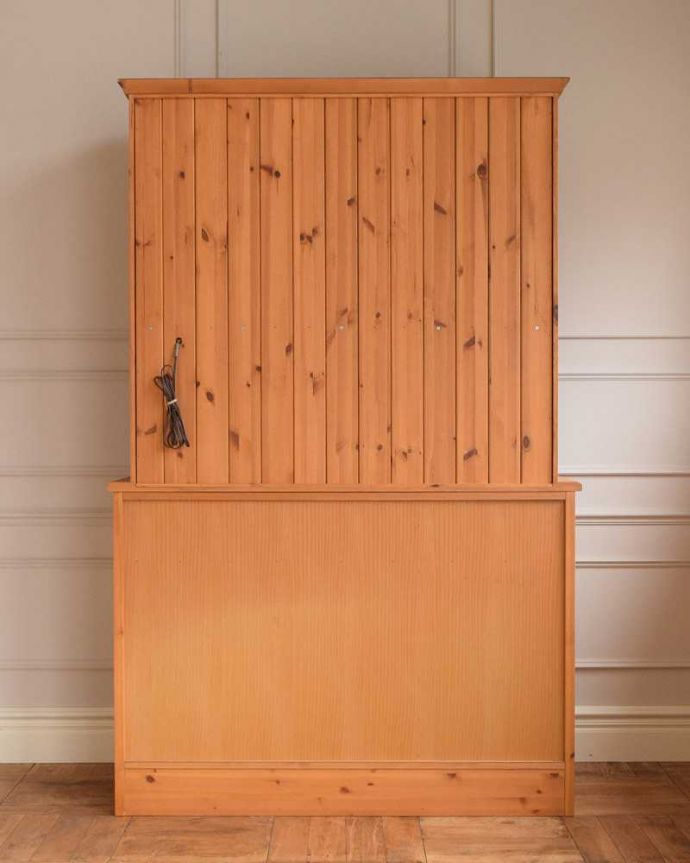 木扉のキャビネット　アンティーク風　パイン材のCHARDONNAY（シャルドネ）オープンタイプカップボード　。実は後ろ姿も見て欲しい･･･間仕切りにできるほど美しい後ろ姿です。(h-005-f)