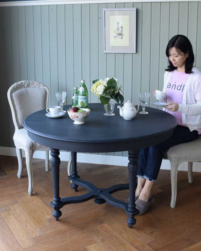 4人掛けダイニングテーブル（1ｍ20～60cm）　アンティーク風　シックなペイントがお洒落なフレンチスタイルのアンティーク風ラウンドテーブル。お部屋を彩ってくれるアンティーク風家具とっても可愛いデザインのテーブルはフランスらしい華やかな彫りのデザイン。(h-006-f)