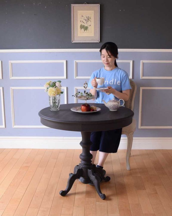 2人掛けダイニングテーブル（1ｍ20cm以下）　アンティーク風　フレンチスタイルのアンティーク風ラウンドテーブル。お部屋を彩ってくれるアンティーク風家具とっても可愛いデザインのテーブルはフランスらしい華やかな彫りのデザイン。(h-007-f)