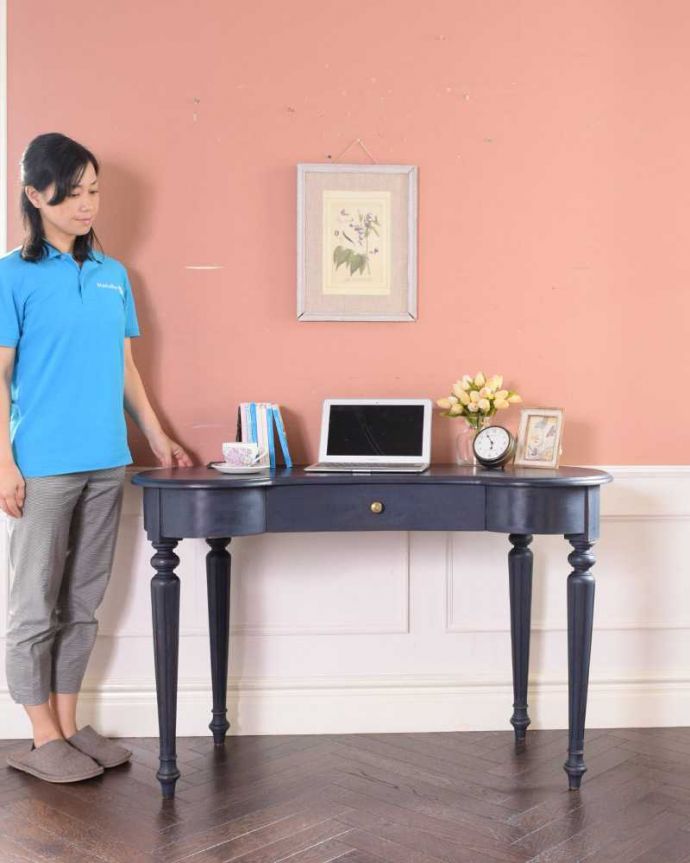 アンティーク風の家具　アンティーク風　フレンチスタイルのアンティーク風デスク。お部屋を彩ってくれるアンティーク風家具とっても可愛いデザインのテーブルはフランスらしい華やかな彫りのデザイン。(h-008-f)