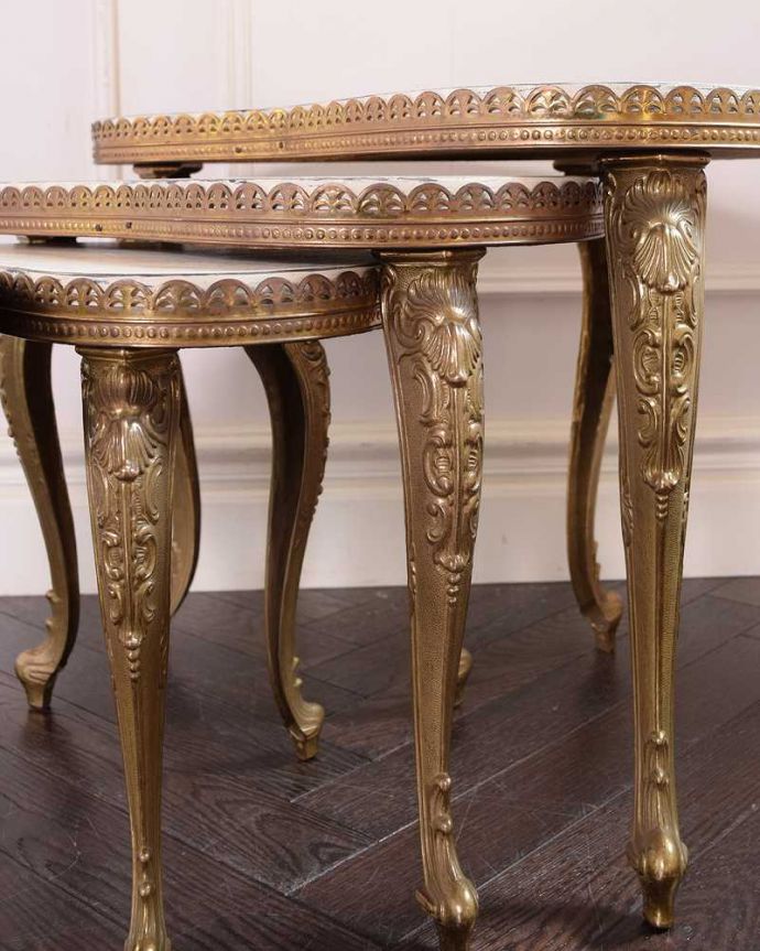 アンティークのテーブル　アンティーク家具　美しいアンティークのフレンチ家具、4台セットのキドニーネストテーブル。やっぱりココがフランスらしい美しいデザインにうっとり・・・ポイントポイントの装飾がキレイです。(h-009-f)