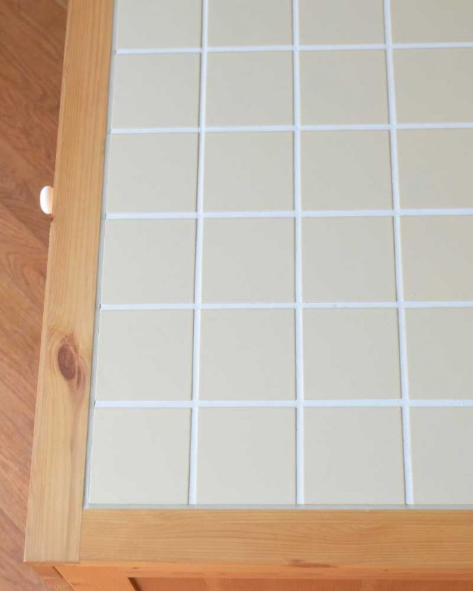 アンティーク風の家具　アンティーク風　パイン材のCHARDONNAY（シャルドネ）のタイル天板のキッチンカウンター。磁器タイルを使用しています淡いイエロー色の磁器タイル。(h-013-f)