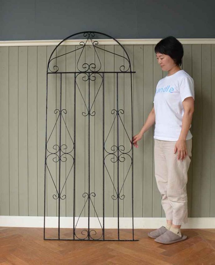 ドア・ゲート　アンティーク家具　とっても可愛いアイアンが描くデザインに、アンティークのアイアンゲート 。アンティークらしい可愛いデザインもともとお庭で使われていたアンティークのゲート。(h-016-f)