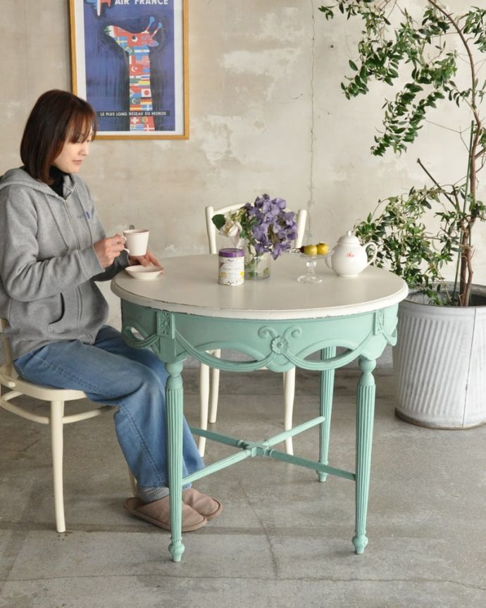 アンティーク風の家具　アンティーク風　フレンチペイントがお洒落なアンティーク風のラウンドテーブル。お部屋を彩ってくれるアンティーク風家具とっても可愛いデザインのテーブルはフランスらしい華やかな彫りのデザイン。(h-018-f)