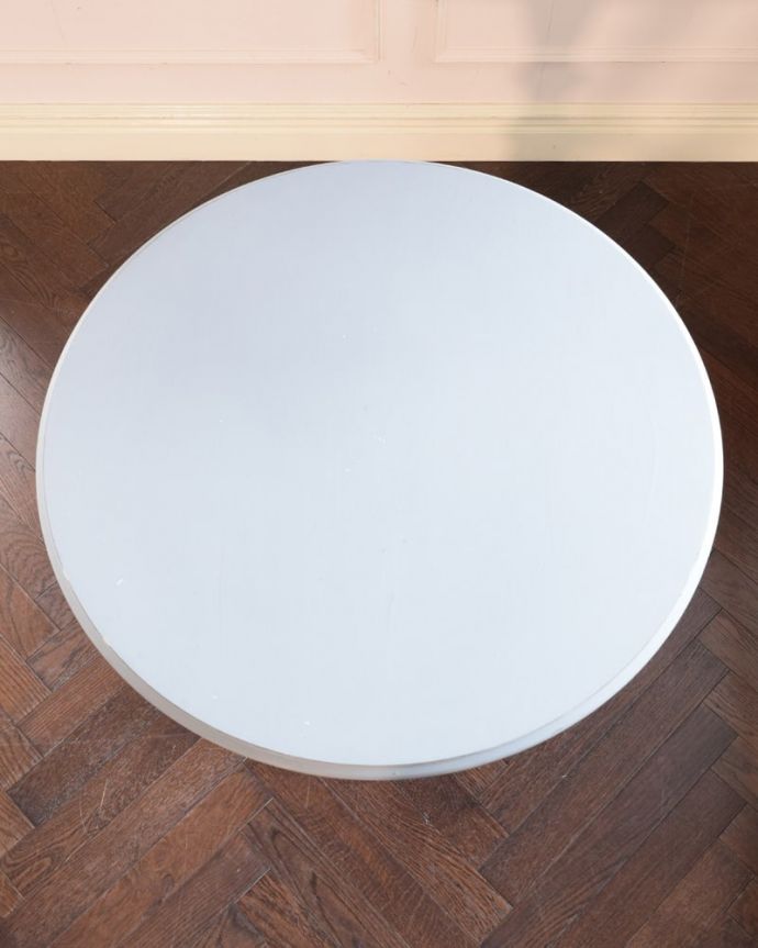 アンティーク風の家具　アンティーク風　フレンチスタイルのアンティーク風ラウンドテーブル。天板を上から見ると･･･天板の形はこんな感じです。(h-023-f)