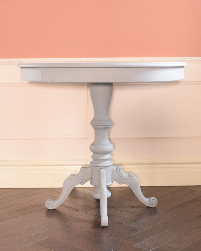 アンティーク風の家具　アンティーク風　フレンチスタイルのアンティーク風ラウンドテーブル。横から見ても素敵女性らしい可憐なテーブルです。(h-023-f)