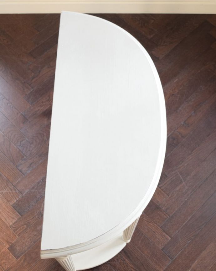 アンティーク風の家具　アンティーク風　アンティーク風のおしゃれな家具、ペイントのコンソールテーブル。上から見ると･･･キレイなハーフムーン型。(h-024-f)