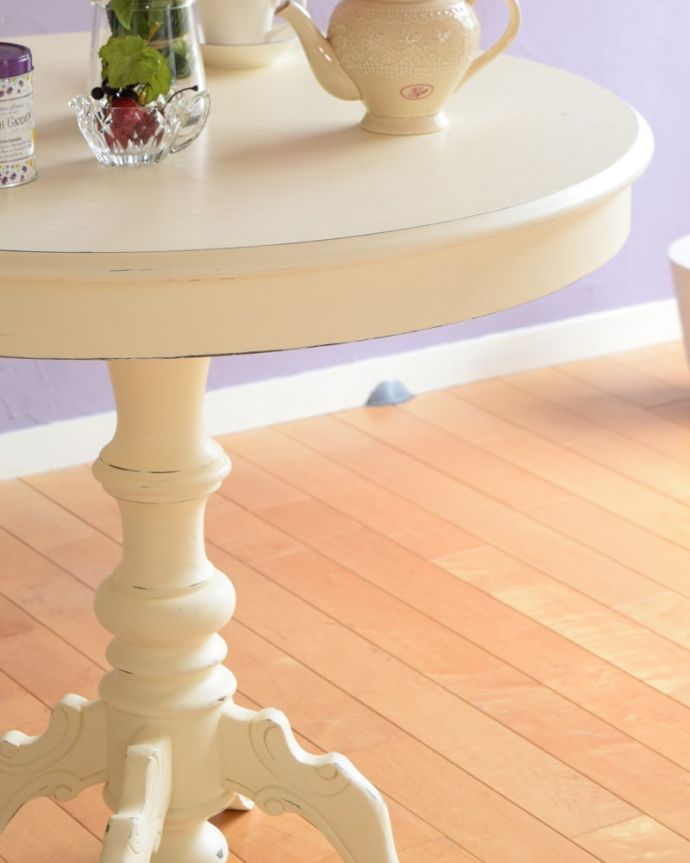 白いアンティーク調のダイニングテーブル、フレンチシャビーシックなラウンドテーブル