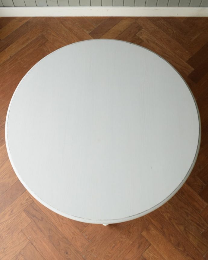 アンティーク風の家具　アンティーク風　アンティーク風のテーブル、ホワイトペイントのラウンドテーブル　天板を上から見ると･･･天板の形はこんな感じです。(h-031-f)