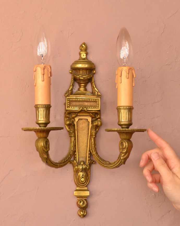 壁付けブラケット　照明・ライティング　フランスのアンティーク照明　真鍮製ウォールランプ（２灯タイプ）（Ｅ17シャンデリア球付）。。(h-103-z)
