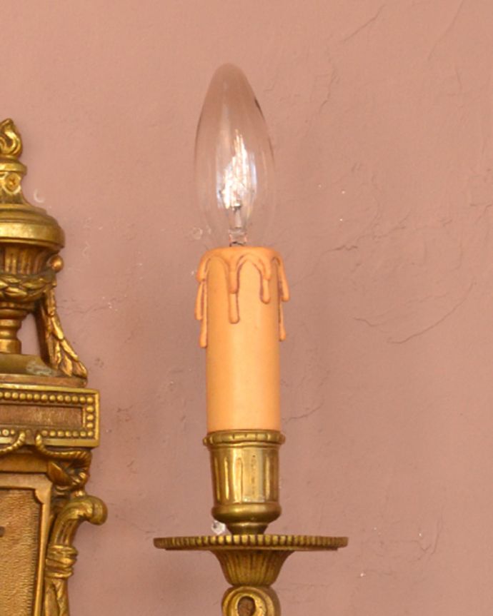 壁付けブラケット　照明・ライティング　フランスのアンティーク照明　真鍮製ウォールランプ（２灯タイプ）（Ｅ17シャンデリア球付）。。(h-103-z)