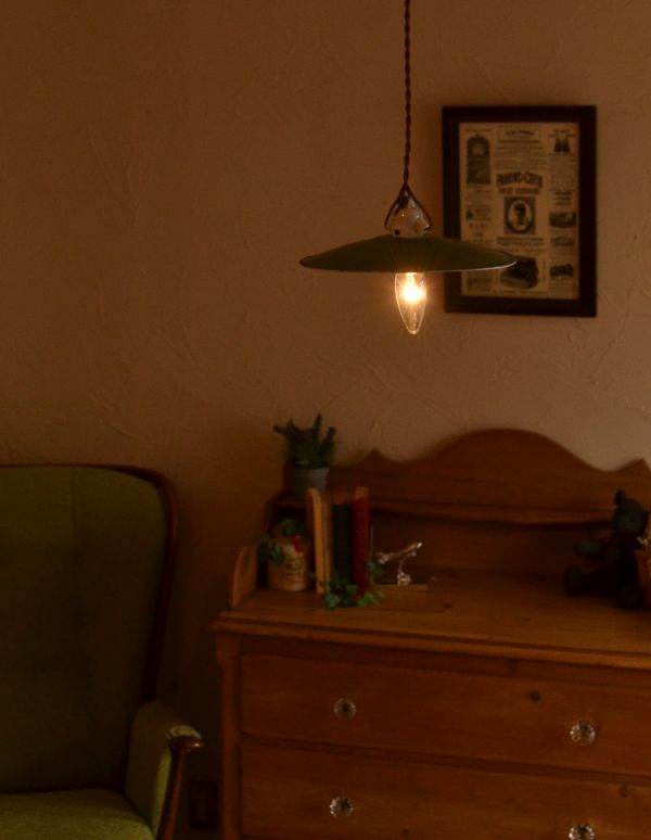 ペンダントライト　照明・ライティング　北欧のアンティーク照明、ホーローのグリーン色ペンダントライト（コード・Ｂ22シャンデリア球・ギャラリーなし）。テーブルをあたたかい明かりが優しく照らしてくれます。(h-112-z)