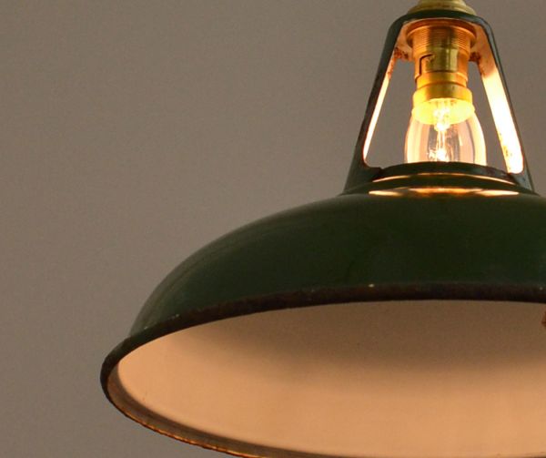 ペンダントライト　照明・ライティング　ビンテージのホウロウペンダント（コード・シャンデリア電球付き）。上からこぼれる灯りも楽しめるデザインです。(h-149-z)